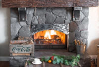 Inspiring Rustic Christmas Fireplace Ideas To Makes Your Home Warmer 84