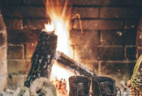 Inspiring Rustic Christmas Fireplace Ideas To Makes Your Home Warmer 93