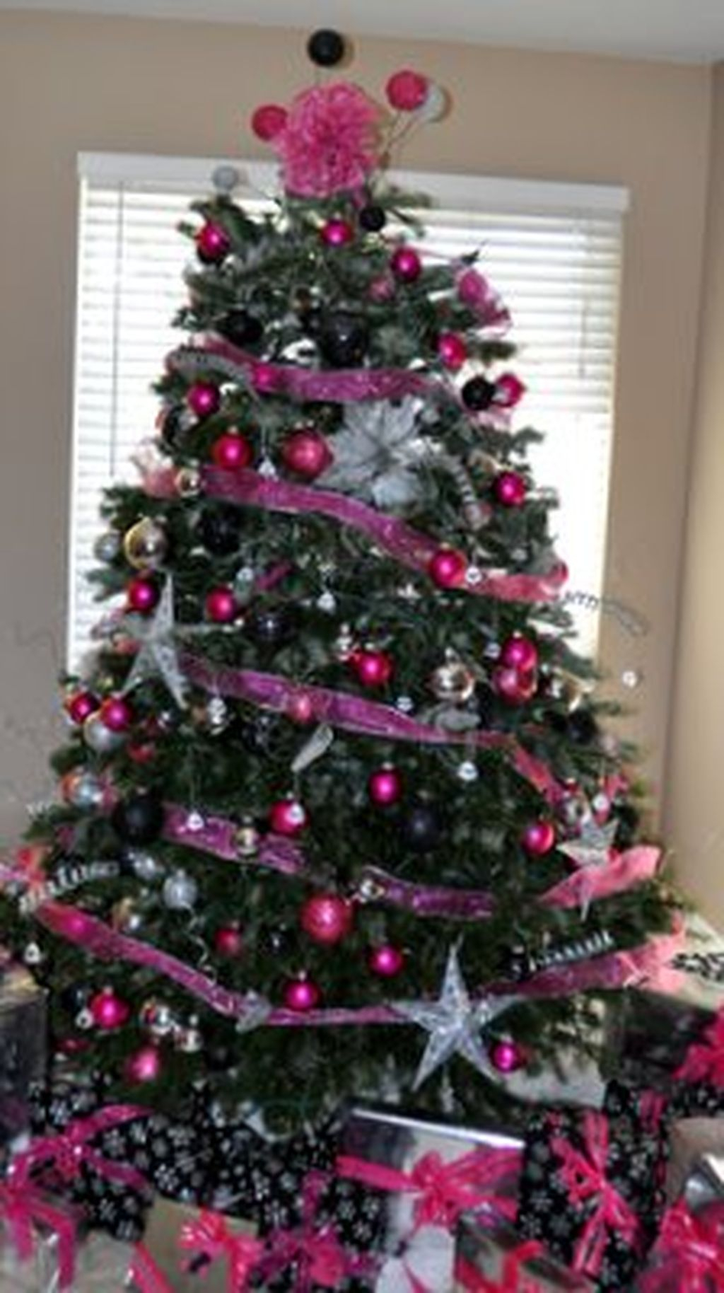 Adorable Pink And Purple Christmas Decoration Ideas 02