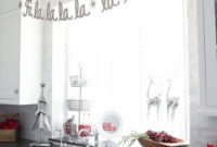 Adorable Rustic Christmas Kitchen Decoration Ideas 23