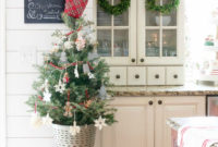 Adorable Rustic Christmas Kitchen Decoration Ideas 44