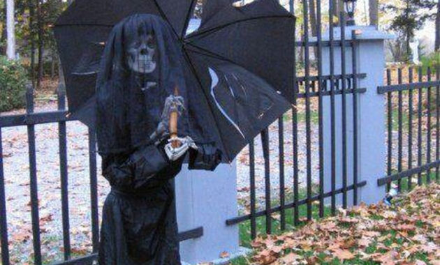 Creepy But Creative DIY Halloween Outdoor Decoration Ideas 16