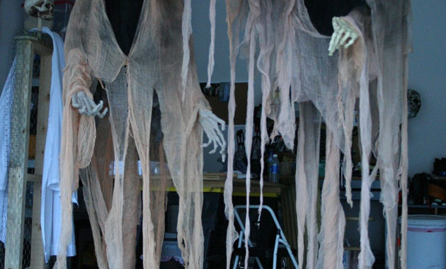 Creepy But Creative DIY Halloween Outdoor Decoration Ideas 18