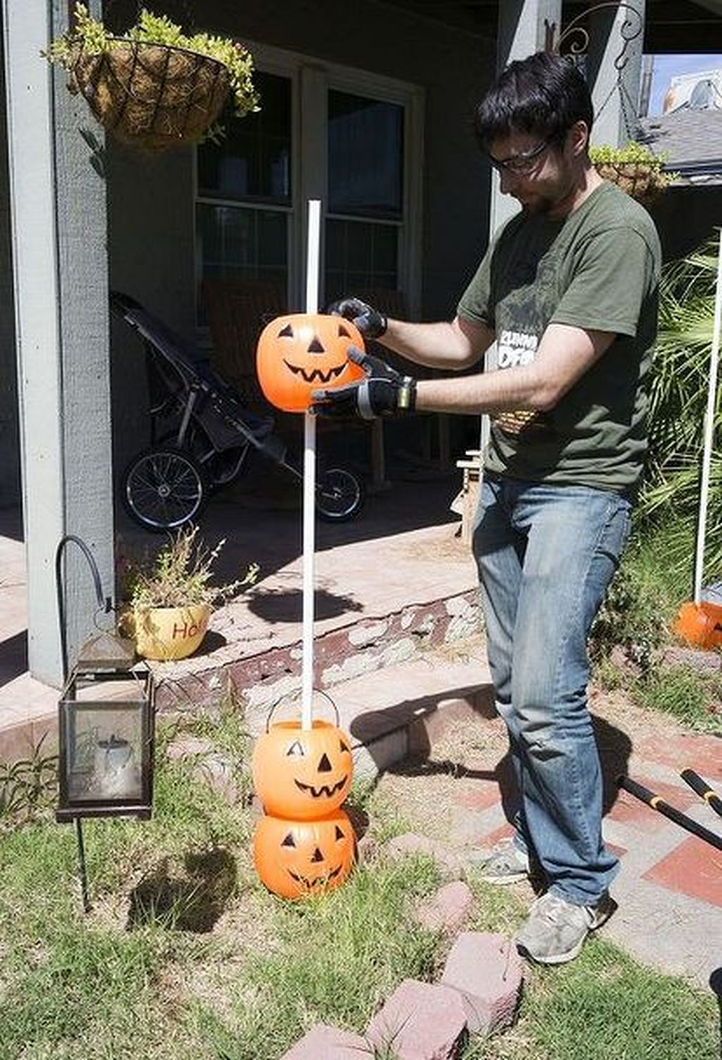 Creepy But Creative DIY Halloween Outdoor Decoration Ideas 34