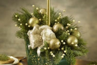 Easy And Simple Christmas Table Centerpieces Ideas For Your Dining Room 40