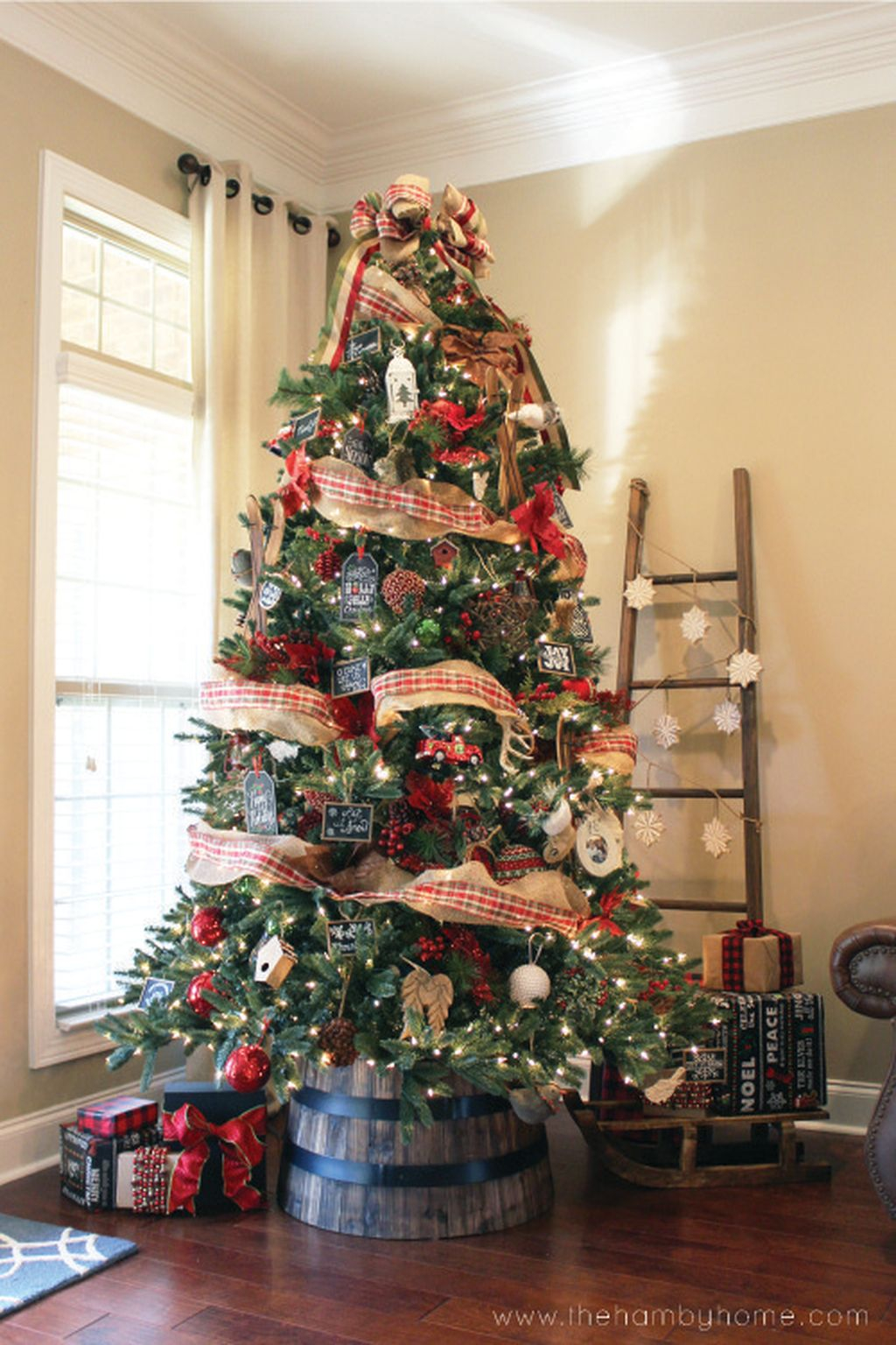 Incredible Rustic Farmhouse Christmas Decoration Ideas 21