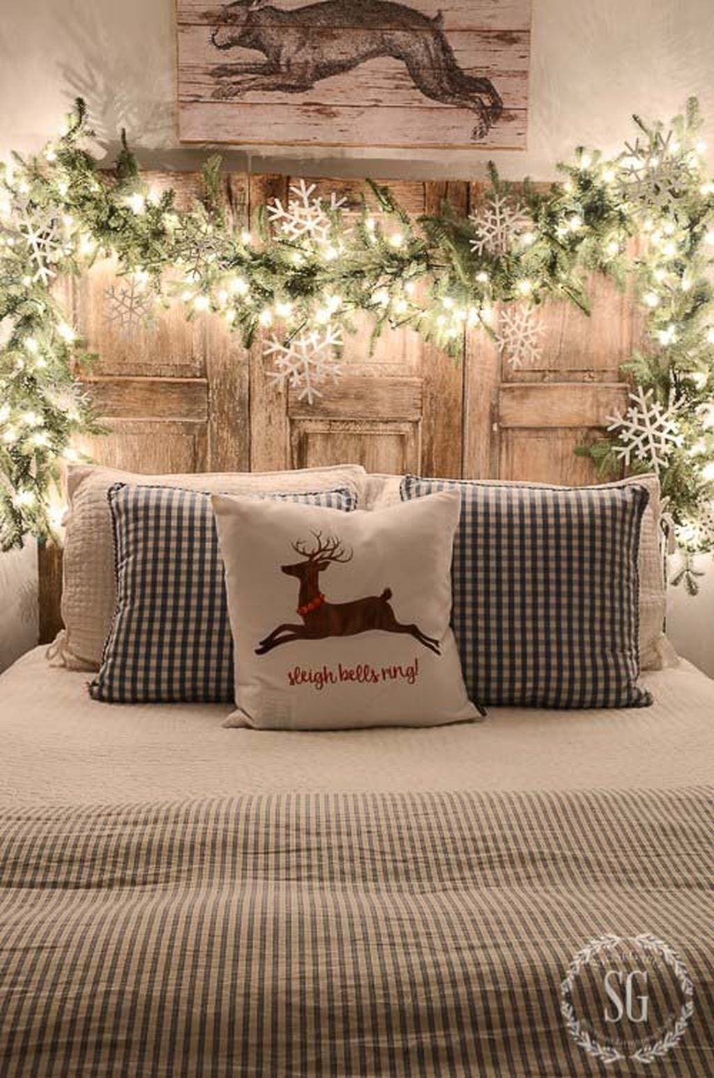 Incredible Rustic Farmhouse Christmas Decoration Ideas 23