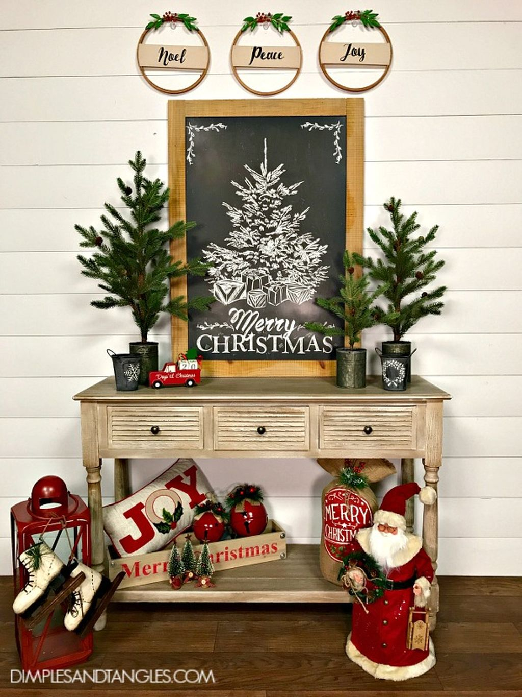 Incredible Rustic Farmhouse Christmas Decoration Ideas 56