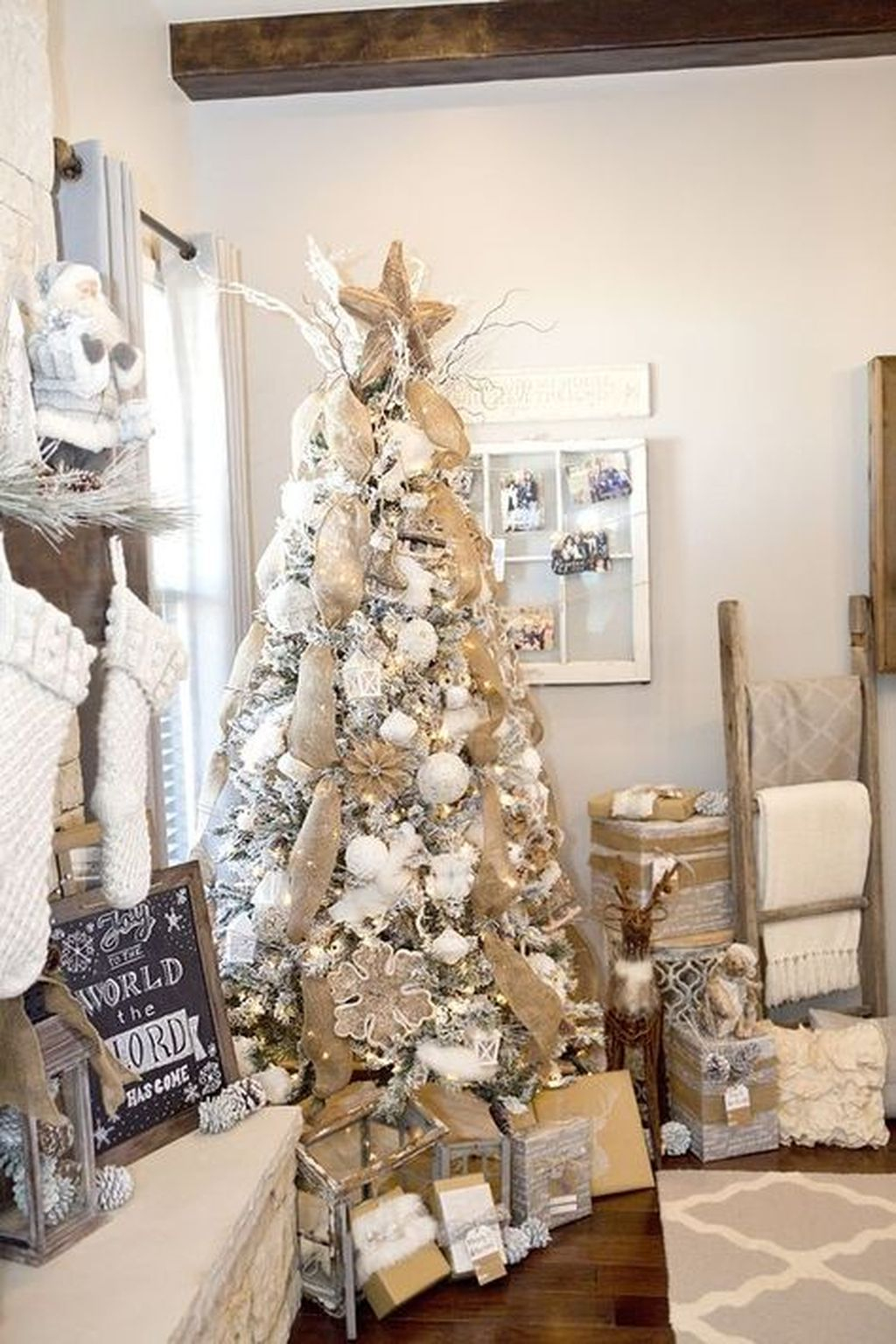 Inspiring Rustic Christmas Tree Decoration Ideas For Cheerful Day 33