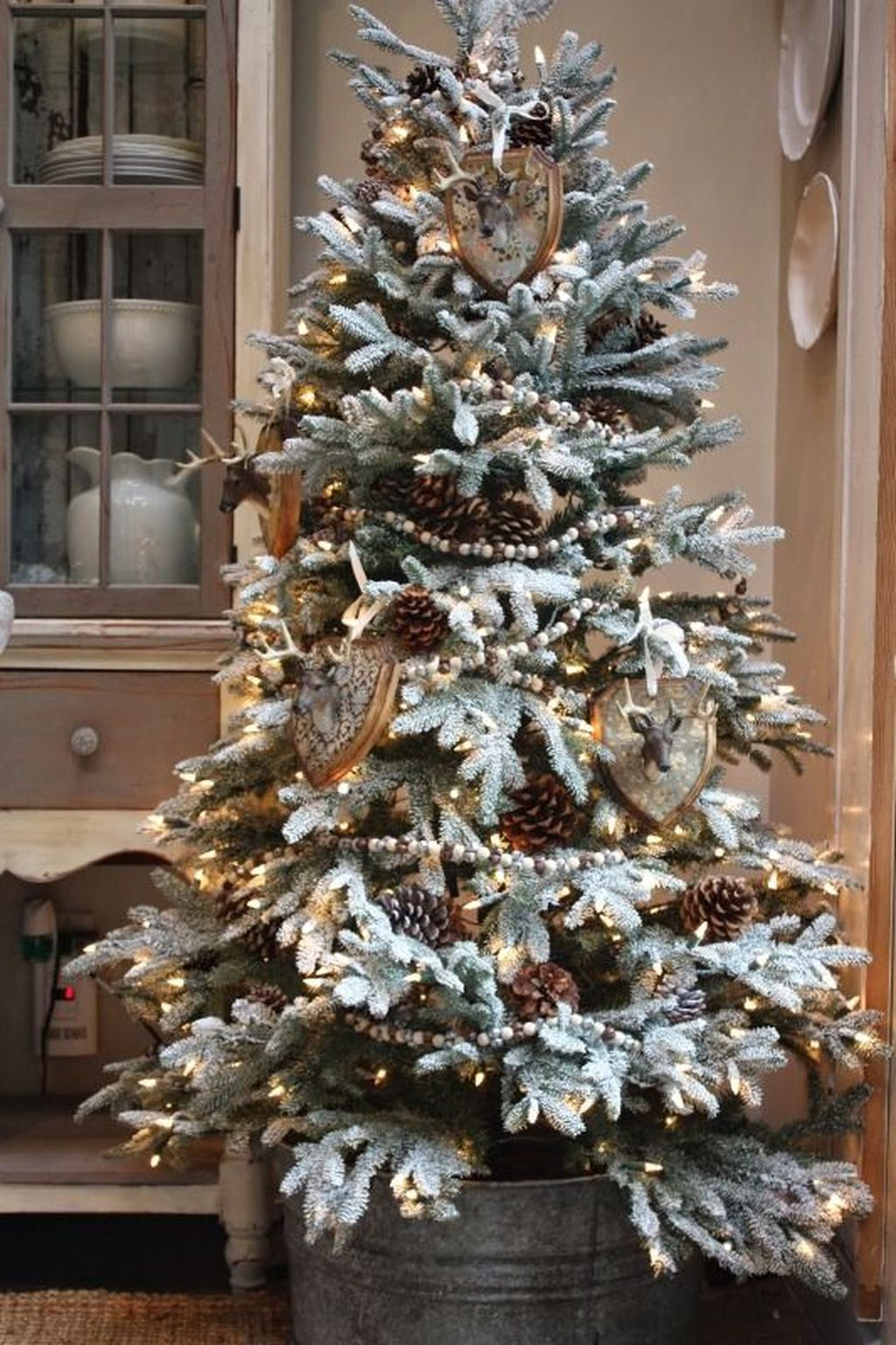 Inspiring Rustic Christmas Tree Decoration Ideas For Cheerful Day 36