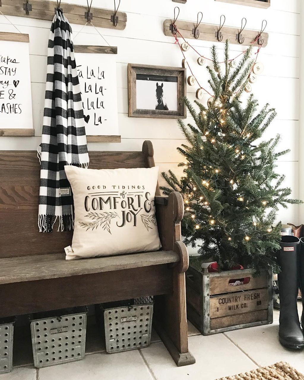 Inspiring Rustic Christmas Tree Decoration Ideas For Cheerful Day 46
