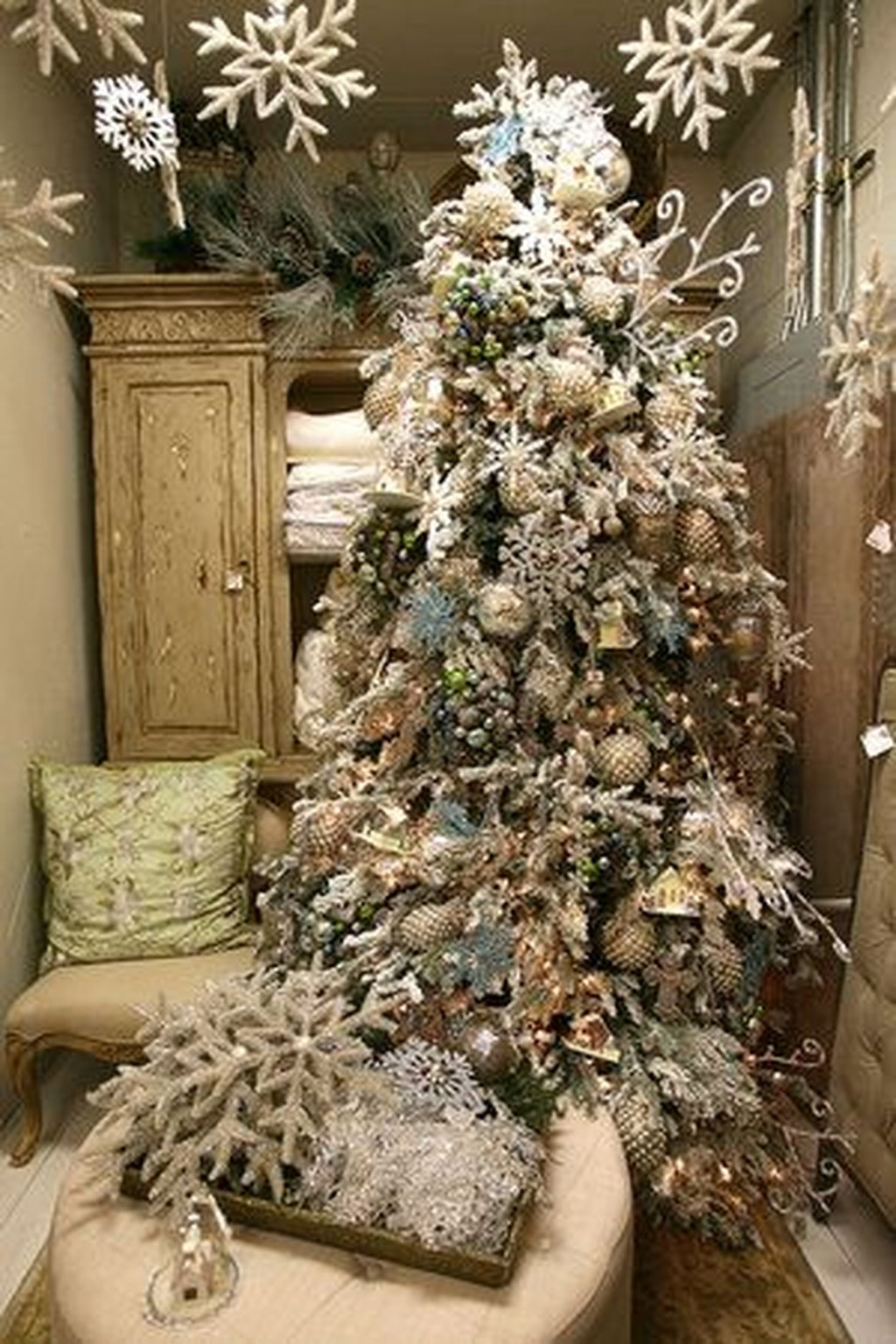 Inspiring Rustic Christmas Tree Decoration Ideas For Cheerful Day 47