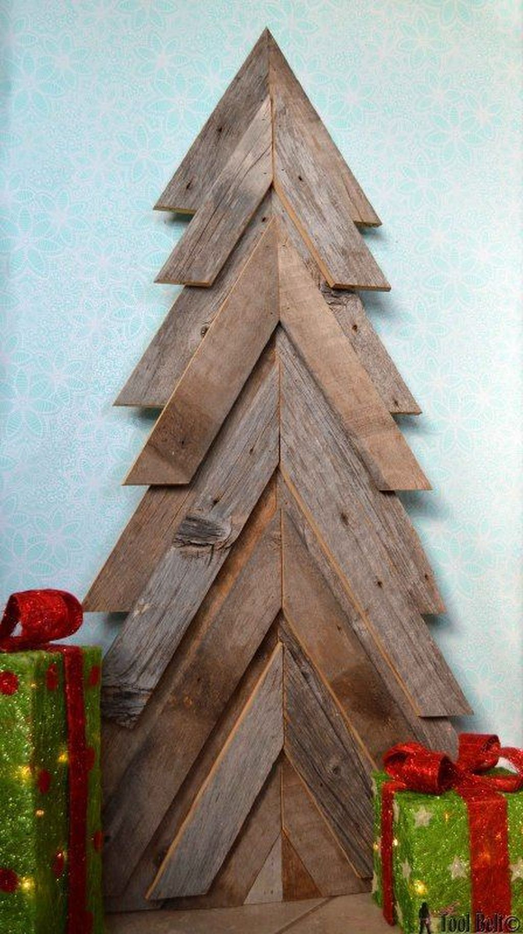 Inspiring Rustic Christmas Tree Decoration Ideas For Cheerful Day 48