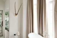 Romantic And Elegant Bathroom Design Ideas With Chandeliers 13