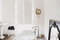 Romantic And Elegant Bathroom Design Ideas With Chandeliers 40