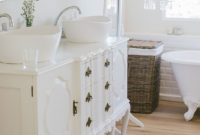 Romantic And Elegant Bathroom Design Ideas With Chandeliers 56
