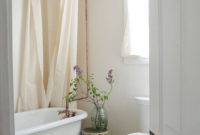 Romantic And Elegant Bathroom Design Ideas With Chandeliers 75