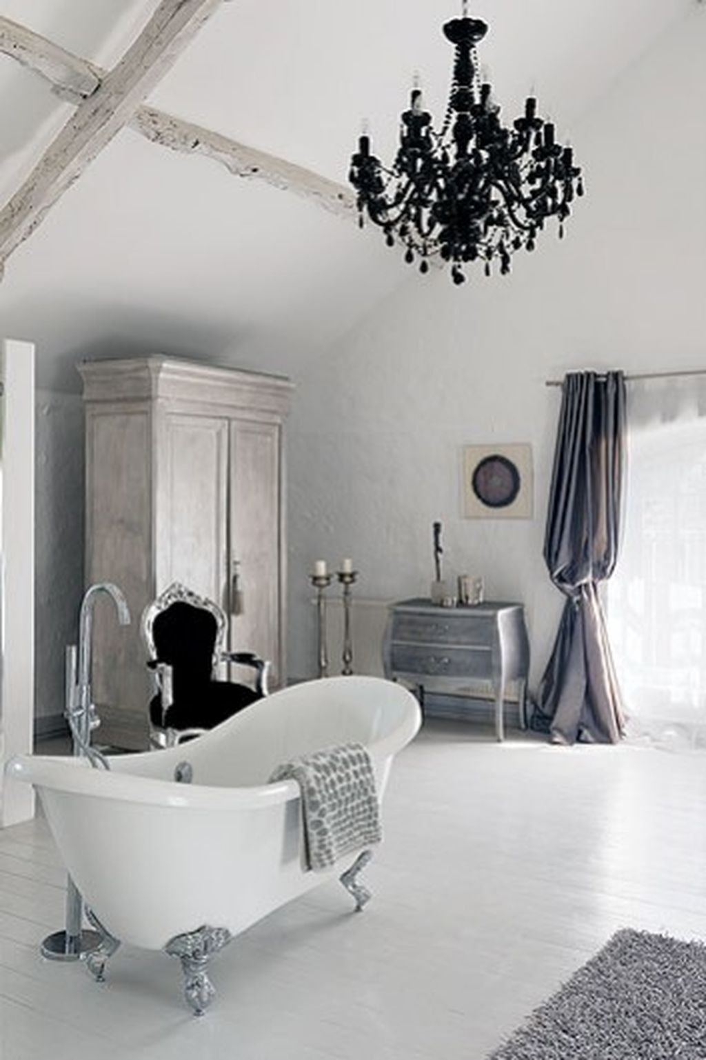 Romantic And Elegant Bathroom Design Ideas With Chandeliers 84