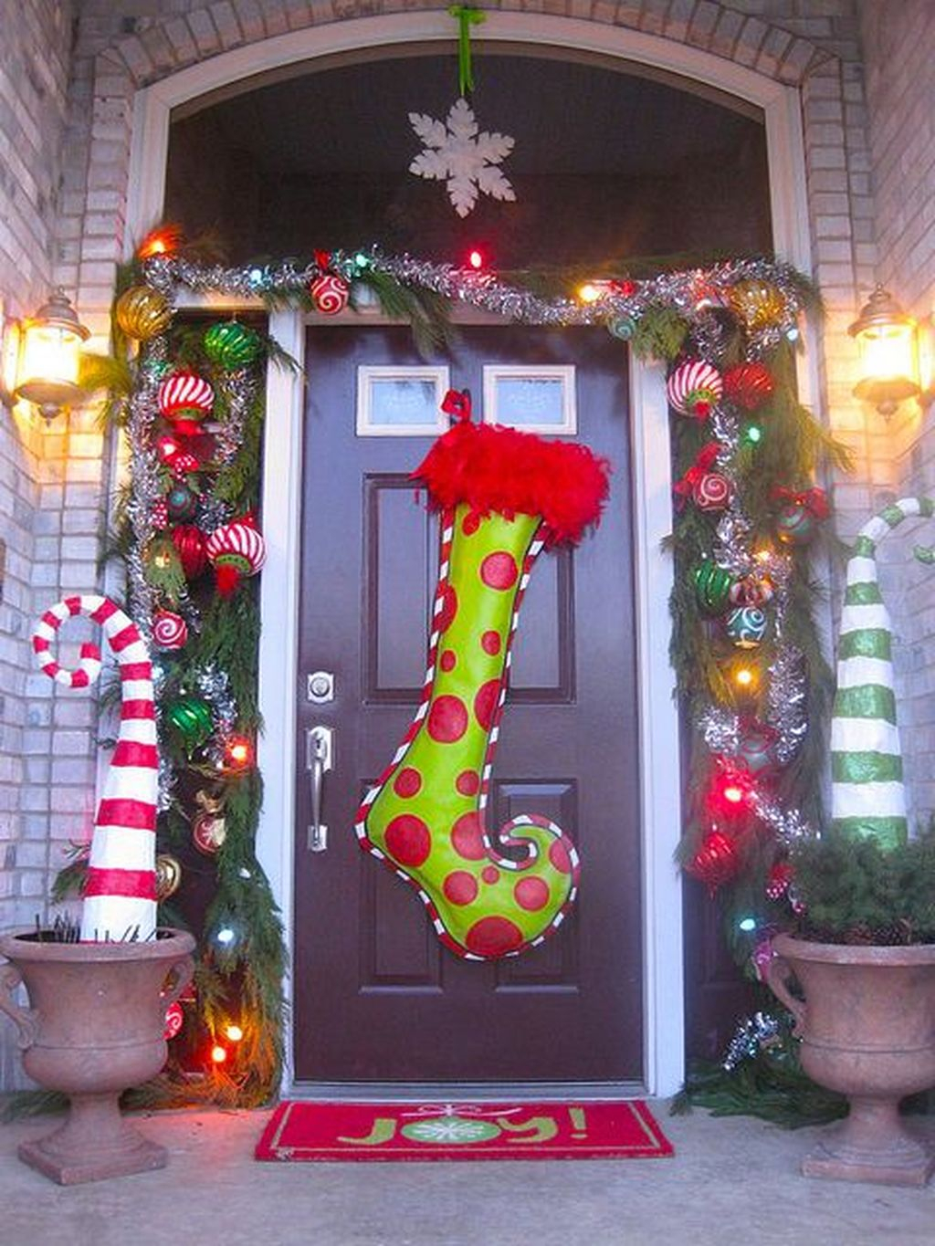 Simple But Beautiful Front Door Christmas Decoration Ideas 21