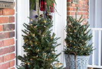 Simple But Beautiful Front Door Christmas Decoration Ideas 24