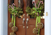 Simple But Beautiful Front Door Christmas Decoration Ideas 29