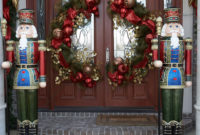 Simple But Beautiful Front Door Christmas Decoration Ideas 51