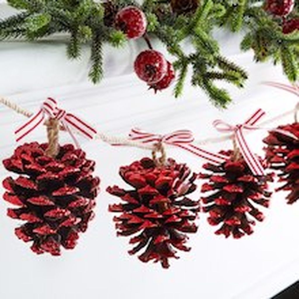 36 Brilliant Ideas How To Use Pinecone For Indoor Christmas Decoration 28
