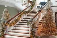 38 Cool And Fun Christmas Stairs Decoration Ideas 04