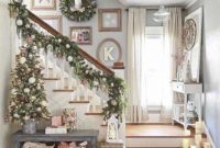 38 Cool And Fun Christmas Stairs Decoration Ideas 05