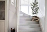 38 Cool And Fun Christmas Stairs Decoration Ideas 08