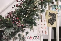 38 Cool And Fun Christmas Stairs Decoration Ideas 27