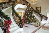 38 Cool And Fun Christmas Stairs Decoration Ideas 31