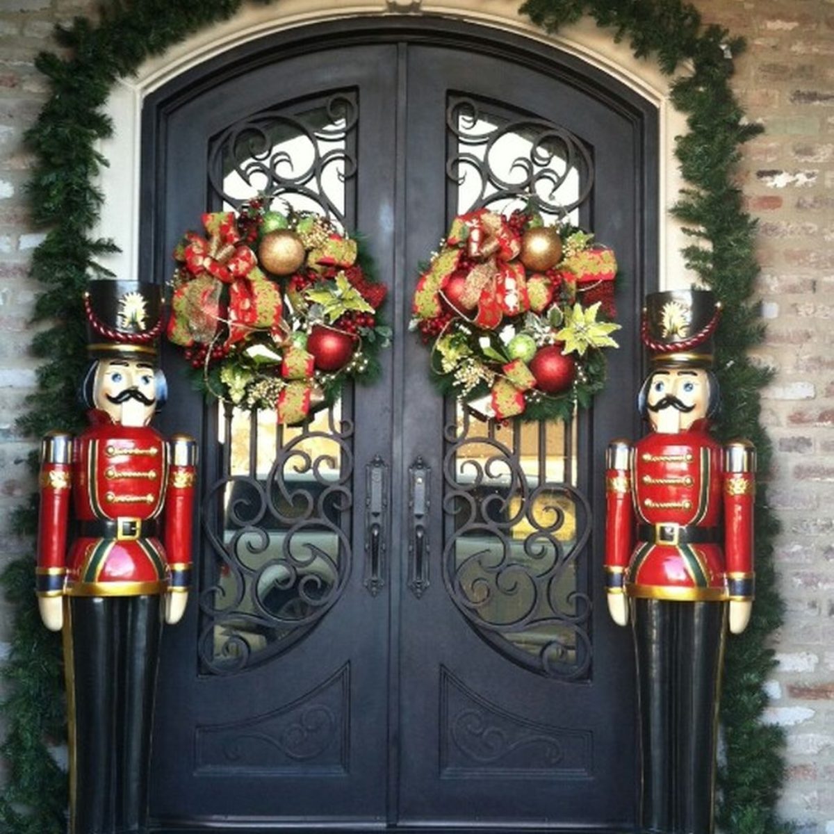 38 Stunning Christmas Front Door Decoration Ideas