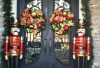 38 Stunning Christmas Front Door Decoration Ideas 08