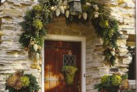 38 Stunning Christmas Front Door Decoration Ideas 26
