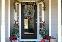 38 Stunning Christmas Front Door Decoration Ideas 33
