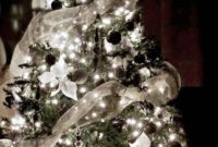 40 Ezciting Silver And White Christmas Tree Decoration Ideas 06