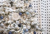 40 Ezciting Silver And White Christmas Tree Decoration Ideas 15