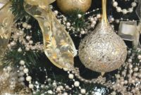 40 Ezciting Silver And White Christmas Tree Decoration Ideas 27
