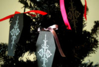 Amazing Gothic Christmas Decoration Ideas To Show Your Holiday Spirit 19