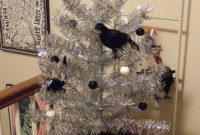 Amazing Gothic Christmas Decoration Ideas To Show Your Holiday Spirit 33
