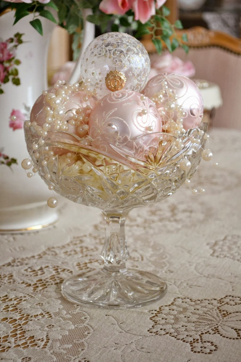 Gorgeous Pink And Gold Christmas Decoration Ideas 06