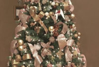 Gorgeous Pink And Gold Christmas Decoration Ideas 20