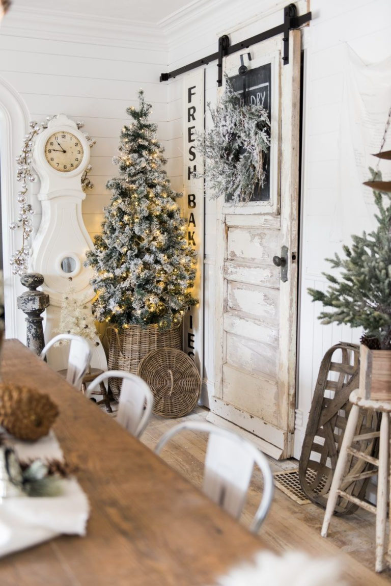 Totally Inspiring Farmhouse Christmas Decoration Ideas To Makes Your Home Stands Out 28 7266