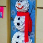 Totally Inspiring Winter Door Decoration Ideas 24
