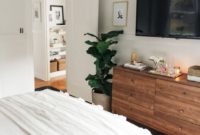 Elegant Small Master Bedroom Decoration Ideas 14