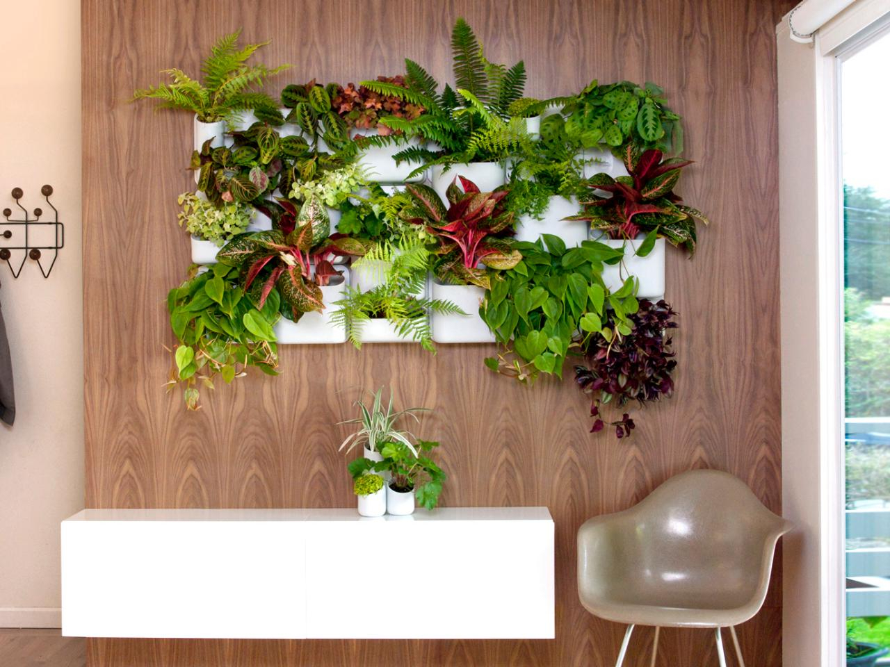 10 Vertical Planter Ideas For Summer Hgtvs Decorating