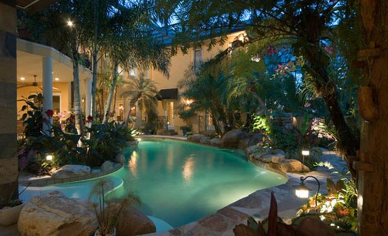15 Beautiful Backyards With Pools To Inspire Rilane