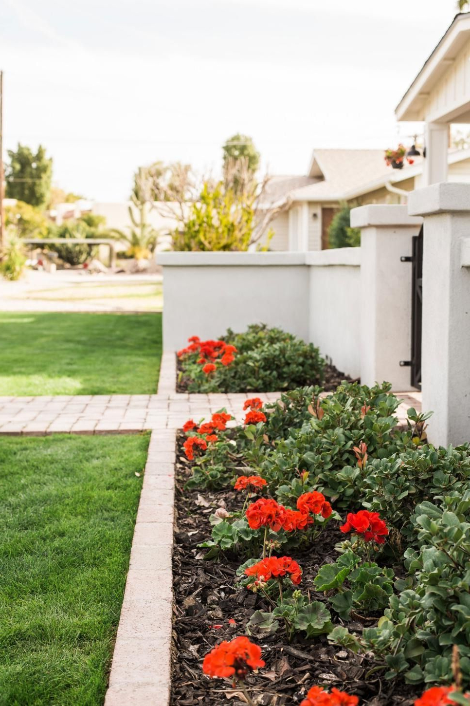 15 Easy Curb Appeal Boosters For Spring Flower Bed