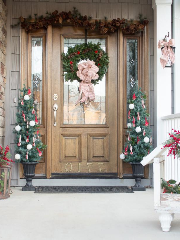 20 Easy Front Door Christmas Decorating Ideas Hgtv